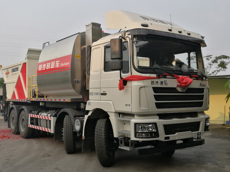 同步封層車(chē)--新車(chē)落地