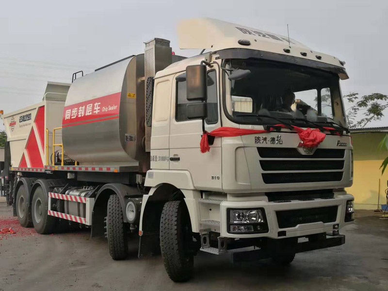 同步封層車(chē)--新車(chē)落地