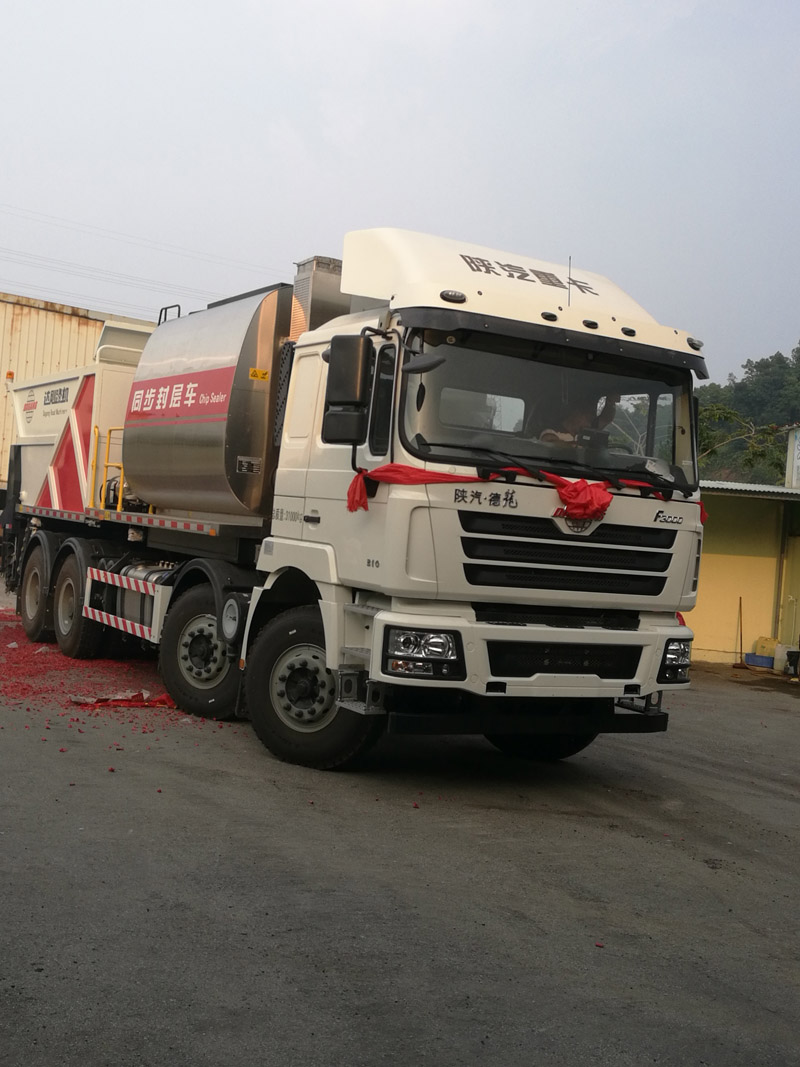 同步封層車(chē)--新車(chē)落地