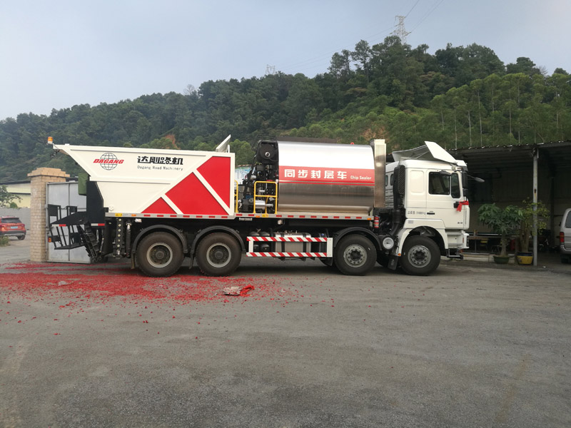 同步封層車(chē)--新車(chē)落地